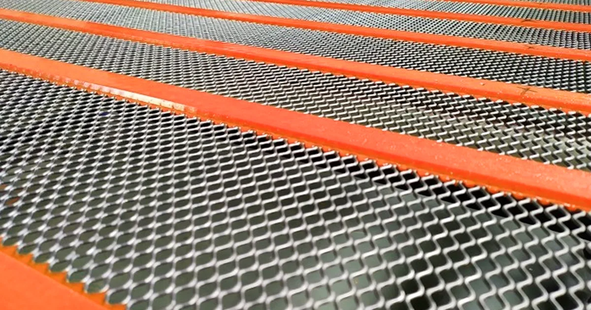 what are self cleaning screens mesh