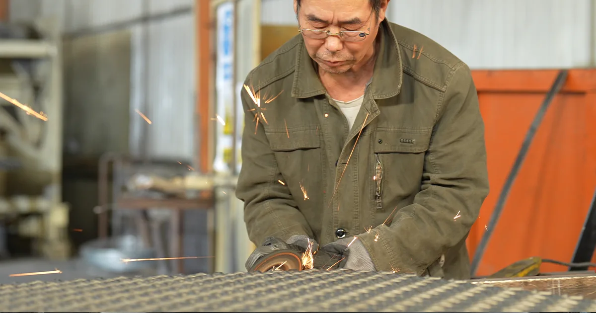 woven wire mesh cutting trimming
