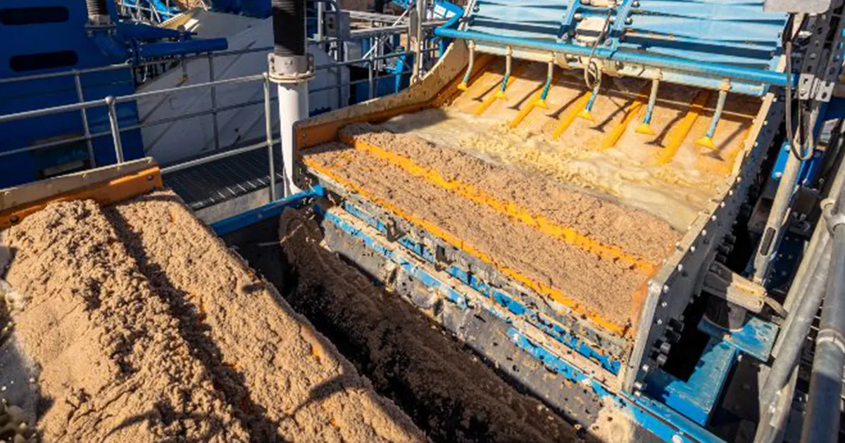 how to screen wet sand efficiently